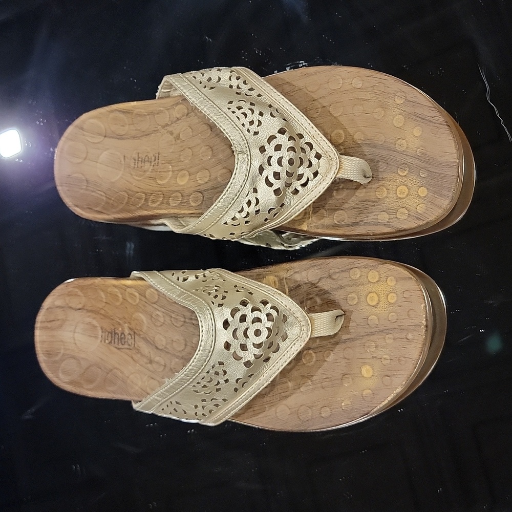 Orthaheel (now Vionic) gold thong sandals, style Allegre, size 6